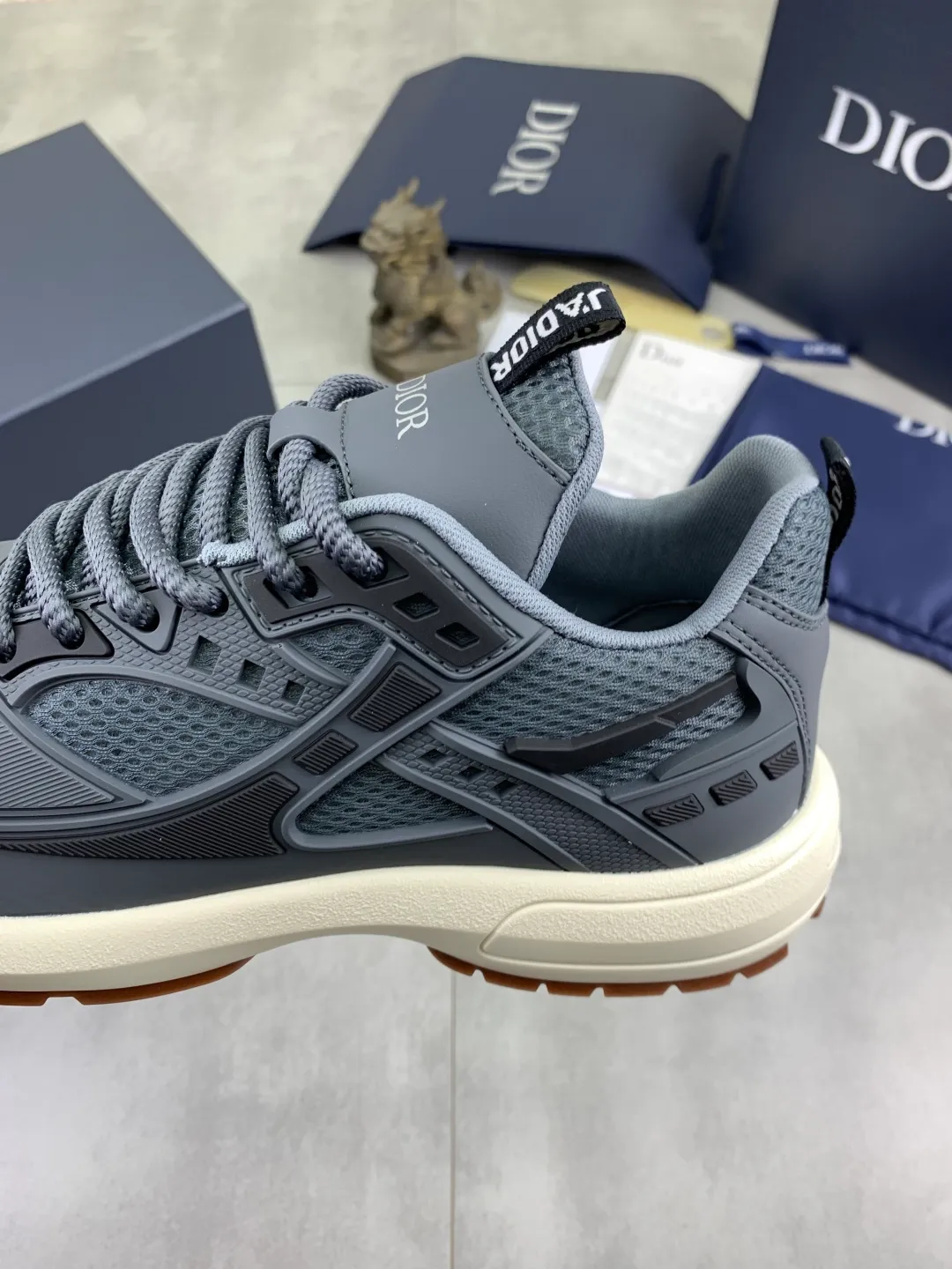 Men's Men's Shoes P600💰💎💎💎Top quality DIOR men's low-top sneakers series Newly launched this season, this low-top sneaker is one of the flagship styles of the series. Crafted from cowhide leather uppers combined with mesh and white technical fabric, it's finished with reflective graphic logos. Featuring logos on the heel and tongue, the extra-light sculpted rubber sole with signature embellishments enhances style, and internal stretch details create an ideal comfort fit that pairs well with a variety of casual looks. Shows fashionable and modern sports style Size:39-45 (38 46 customized)